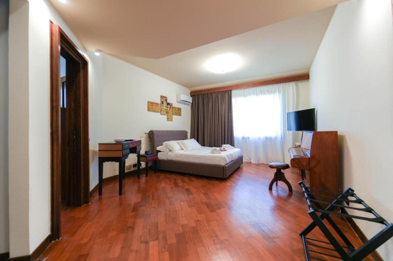 Paradise Suite Latina Exterior foto