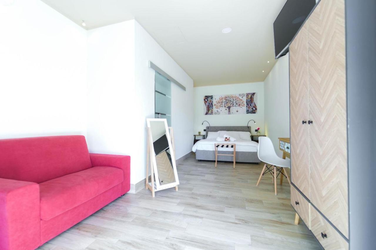 Paradise Suite Latina Exterior foto
