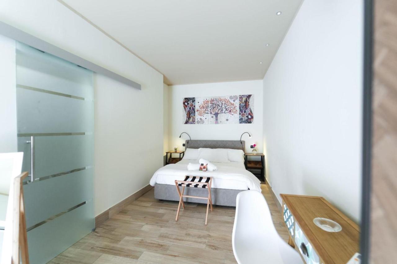 Paradise Suite Latina Exterior foto